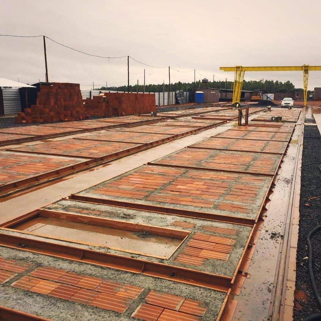 Produção do painel — Na fábrica, o bloco cerâmico vai nas fôrmas e recebe as nervuras de concreto armado.