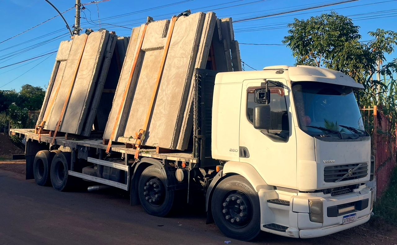 Transporte — Os painéis seguem de caminhão da fábrica para a obra.
