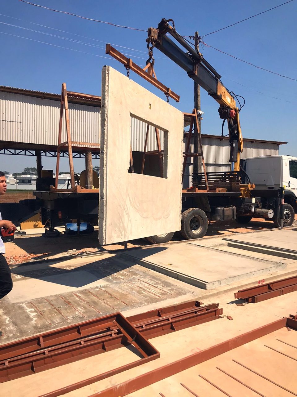 Montagem na obra — Na obra, o caminhão munck iça e posiciona cada painel.