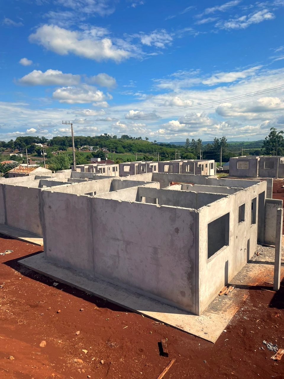 Paredes erguidas — Casas tomando forma no canteiro, com as paredes já montadas.