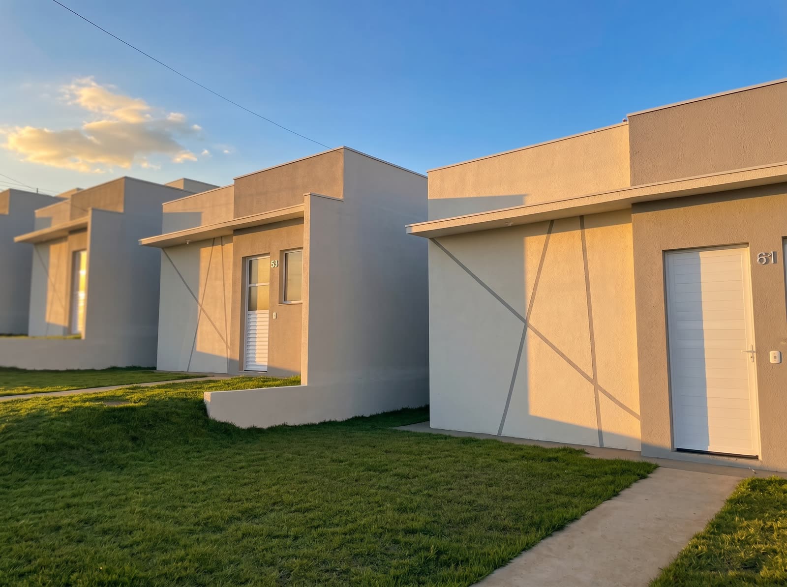 Rua de casas modernas entregues